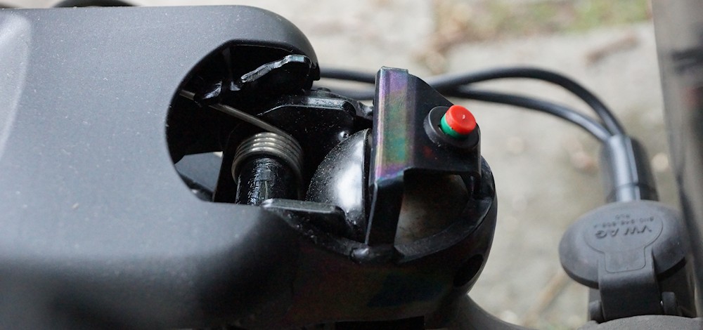 Control Spling with red and green marker on the bicycle rack